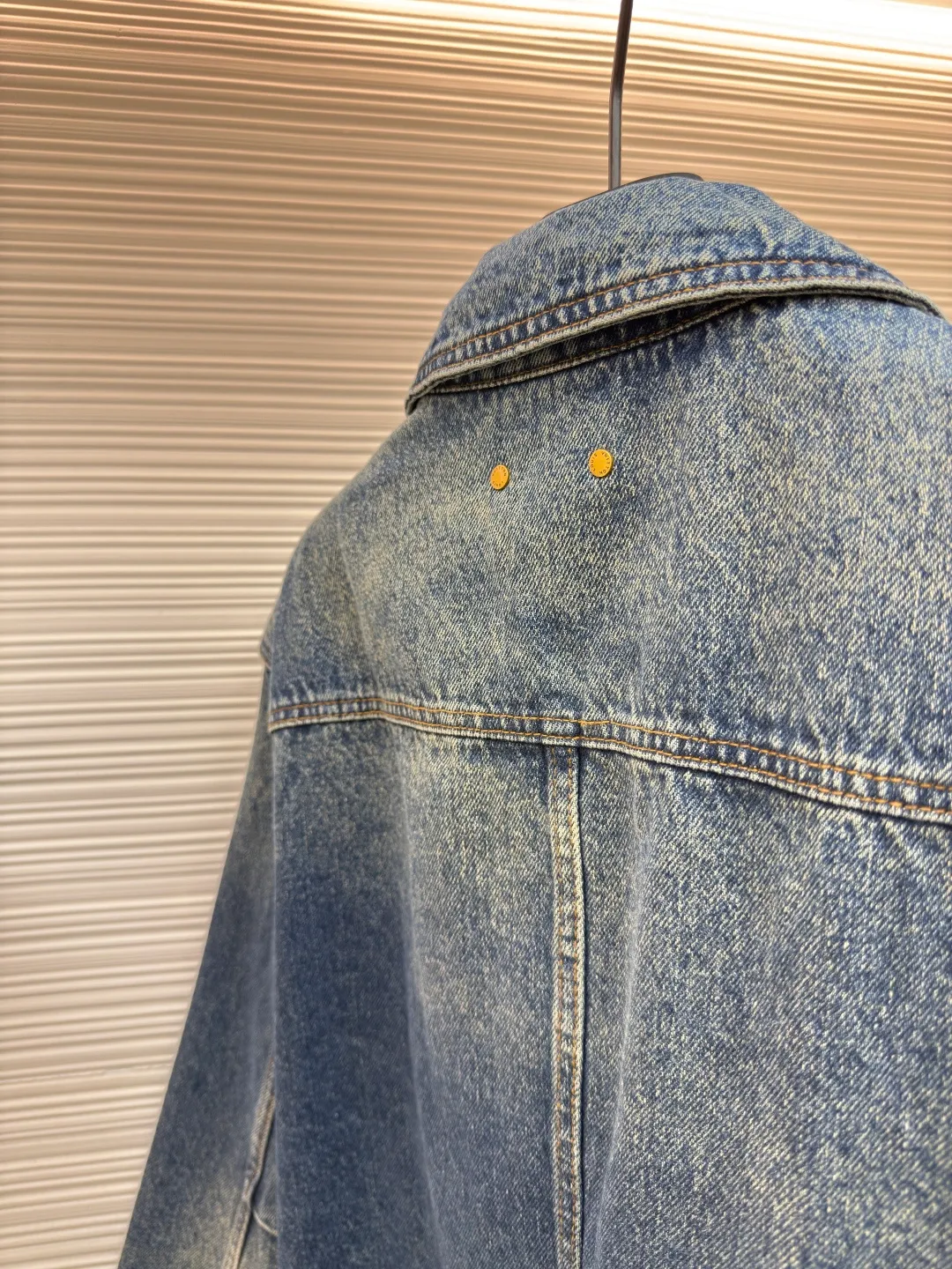 LOUIS VUITTON embossed pocket denim jacket ●Authentic product: Purchased and developed by 14219 ●Item number: 1680250-B95 ●Fabric: Denim denim fabric ●Technology: Heavy industrial washing ●Version: Fitted version ●Size: 46-48-50-52 ●Weight: about 1255g ●Description: The overall wiring is straight and delicate, the fabric is comfortable and soft, the color is consistent and there is no color difference